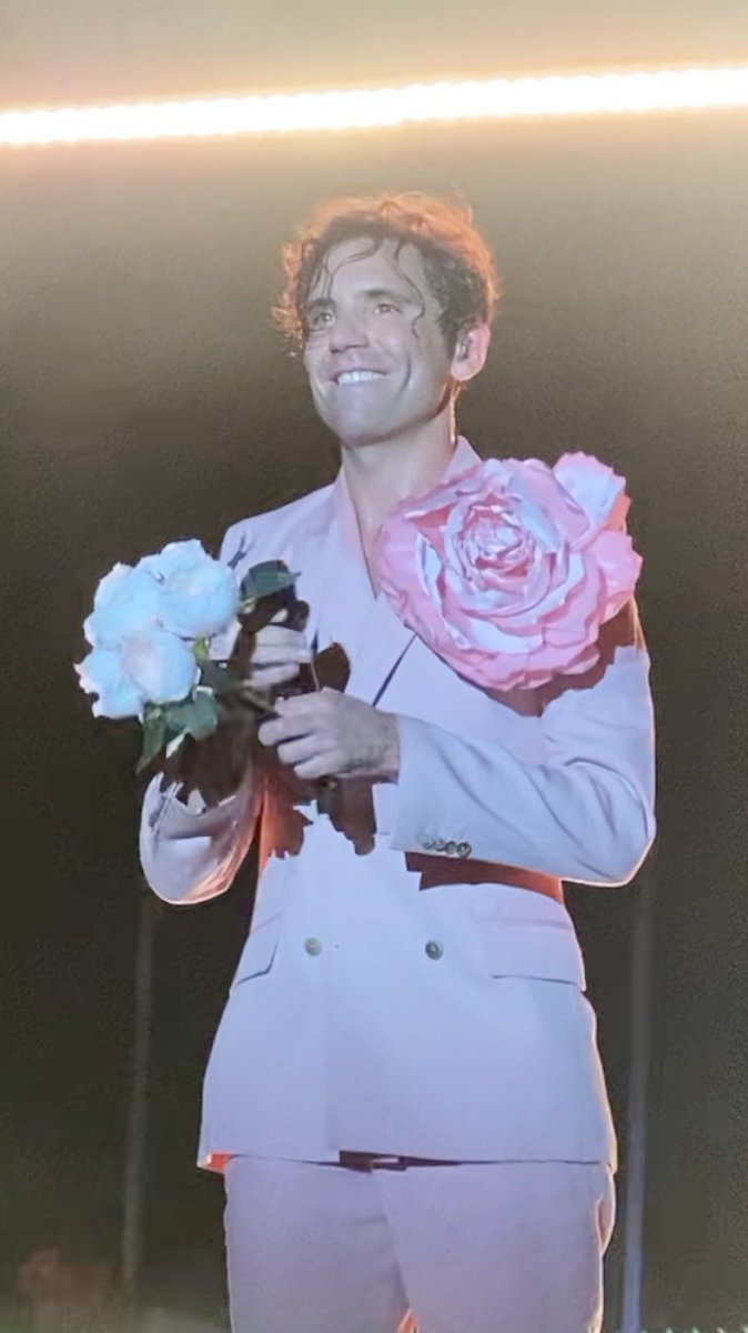 Devos_Isa's tweet photo. @mikasounds Hope you liked the color of the silk flowers I offered you during Good Guys 🩷🌸
Glad they were perfectly matching the pink flowered suit you had finally chosen for the gig in #Perugia 💞🌺
I’m sure someone was trilled to received them from you. 
@UmbriaJazz_OFC https://t.co/PuKNe8go9c