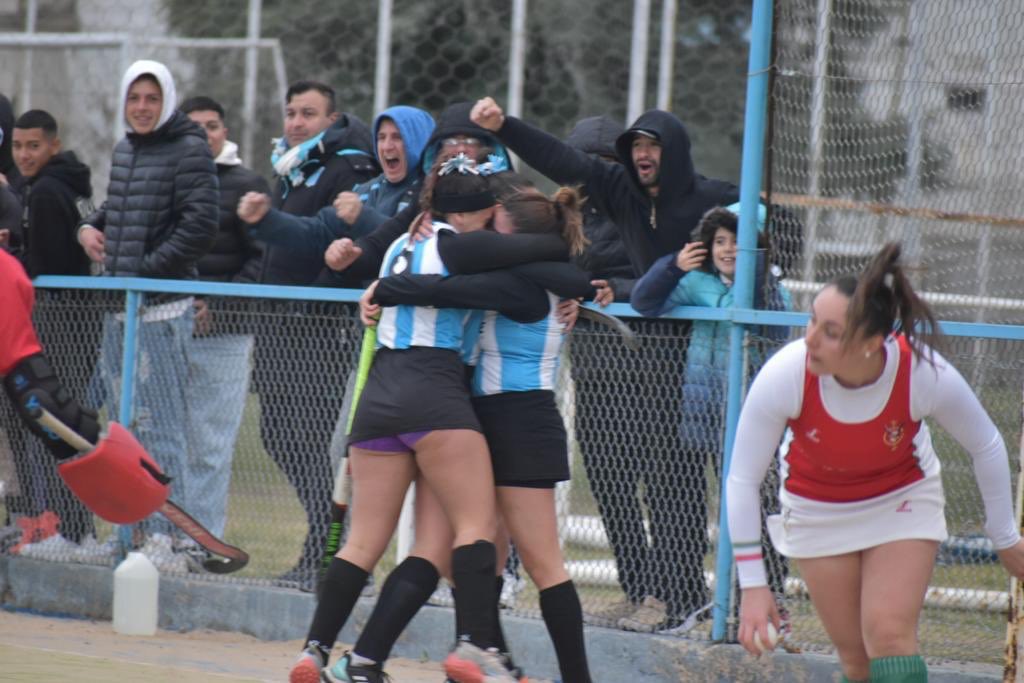 RC_Hockeycesped's tweet photo. Abrazos de Predio ! La tira A de Racing disputará la segunda ronda del torneo con la oportunidad de ascender a la C y la tira B disputará la copa de oro! SIGAMOS SOÑANDO https://t.co/I0saLVuvHh
