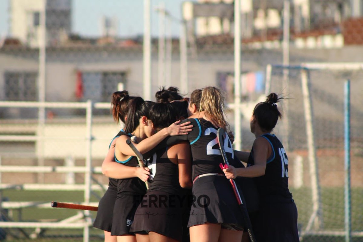 RC_Hockeycesped's tweet photo. Abrazos de Predio ! La tira A de Racing disputará la segunda ronda del torneo con la oportunidad de ascender a la C y la tira B disputará la copa de oro! SIGAMOS SOÑANDO https://t.co/I0saLVuvHh