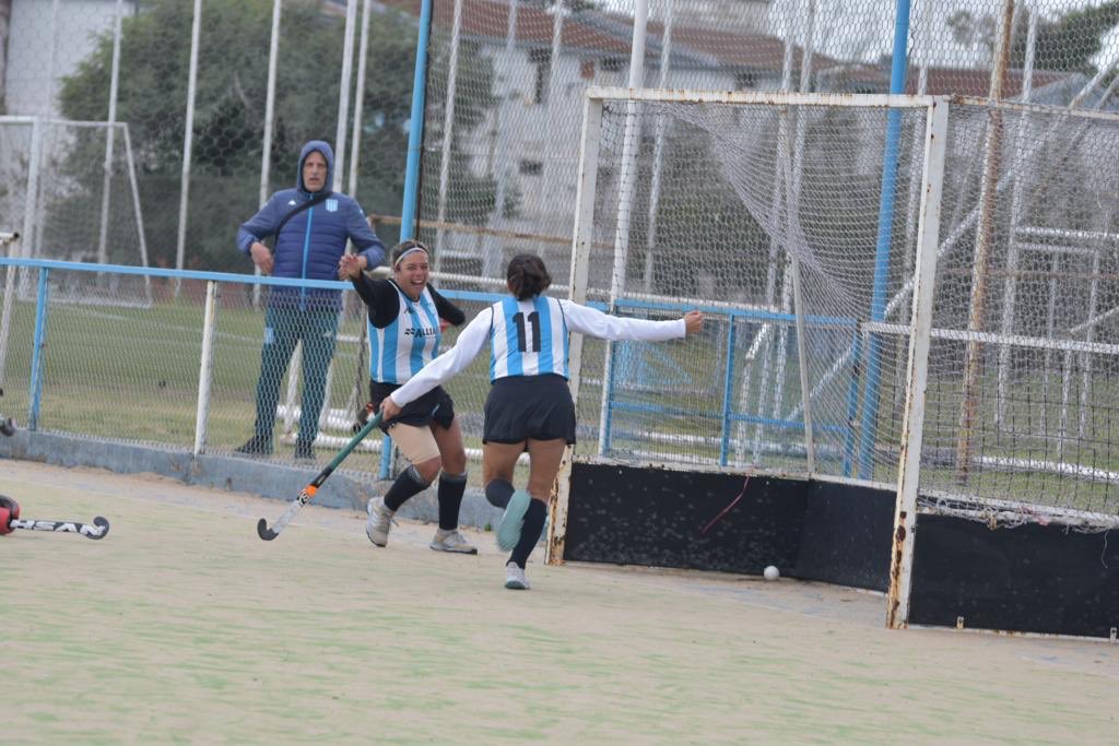 RC_Hockeycesped's tweet photo. Abrazos de Predio ! La tira A de Racing disputará la segunda ronda del torneo con la oportunidad de ascender a la C y la tira B disputará la copa de oro! SIGAMOS SOÑANDO https://t.co/I0saLVuvHh