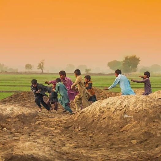 rizwan_parray's tweet photo. “Na wo din rahe, na wo mehfilen, na wo dost, 
  Aye waqth bata ?
Tujhe kya mila ?
  Ham yaron ko juda kar k ? https://t.co/zMTlNhOsm6