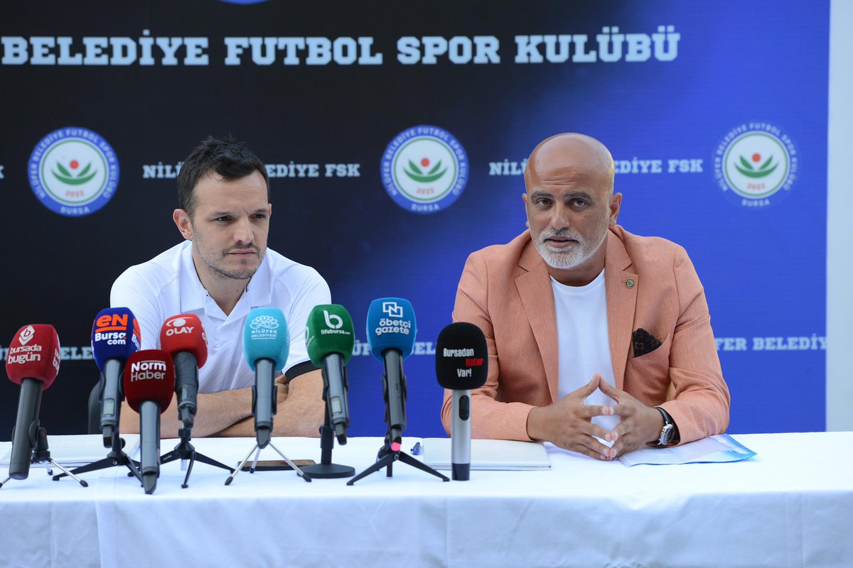 Bölgesel Amatör Lig’de (BAL) mücadele eden Nilüfer Belediye Futbol Spor Kulübü (FSK), teknik direktörlük görevine getirilen Pablo Martin Batalla için imza töreni düzenledi. Kulüp başkanı Tamer İşler’in de katıldığı törende Batalla, 3 yıllık sözleşmeyi imzaladı.
Yeni sezonda