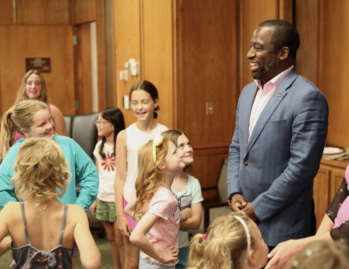 LevarStoney's tweet image. This morning, I got the chance to chat with children from Second Baptist’s Advocacy Camp.

We discussed what it means to be an advocate, challenges our communities face, and how making a difference in your community is achievable even at a young age.

#NationalSummerLearningWeek