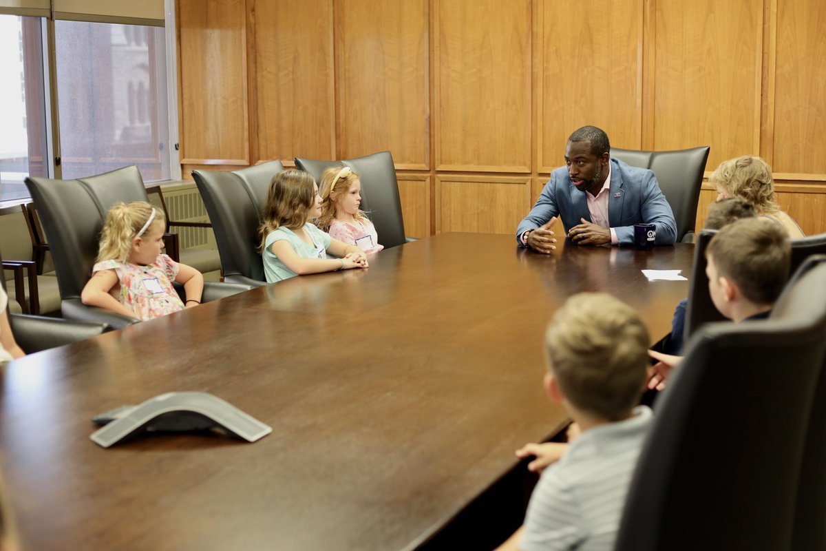 LevarStoney's tweet image. This morning, I got the chance to chat with children from Second Baptist’s Advocacy Camp.

We discussed what it means to be an advocate, challenges our communities face, and how making a difference in your community is achievable even at a young age.

#NationalSummerLearningWeek