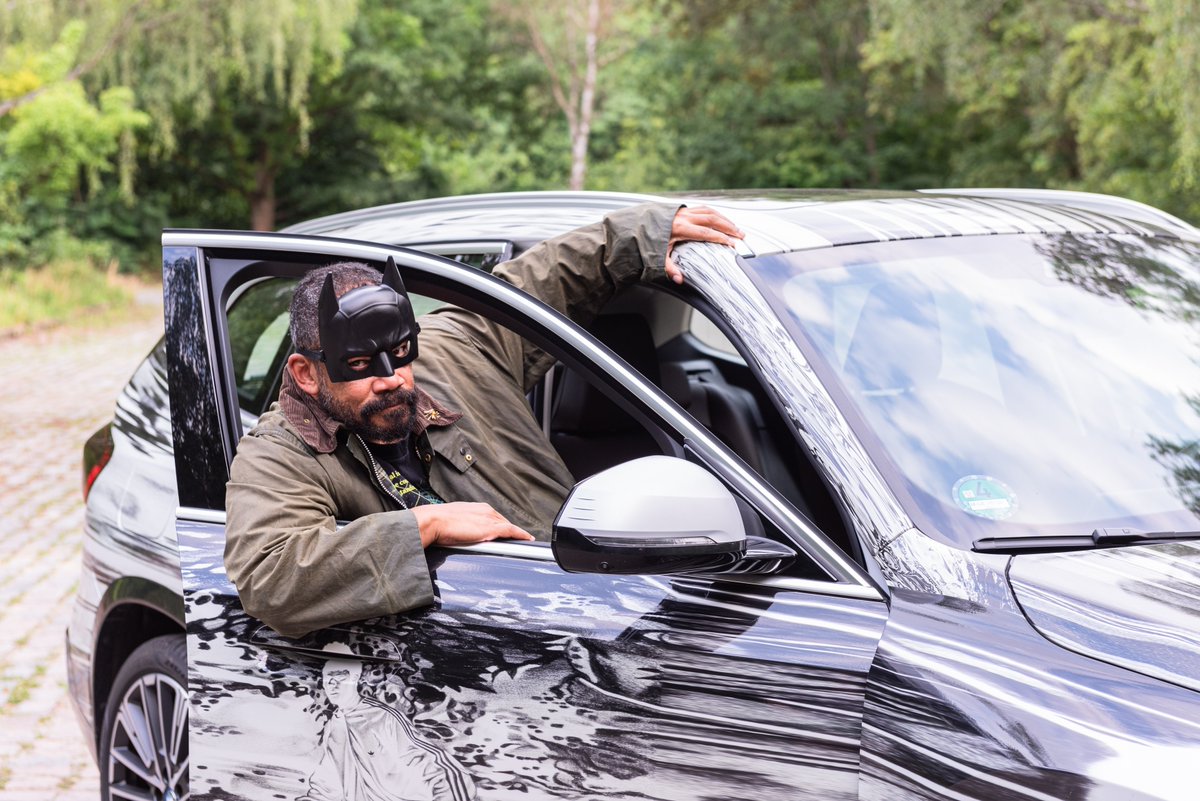 Was hat Batman mit dem BMW iX1 zu tun? Der Berliner Künstler Marc Brandenburg erläutert im Video, wie er die Aspekte Zeit, Raum und Geschwindigkeit in den Entwurf für das Auto einfließen ließ. 👉 youtube.com/watch?v=TXmpia… #staedel #marcbrandenburg @bmwgroupculture