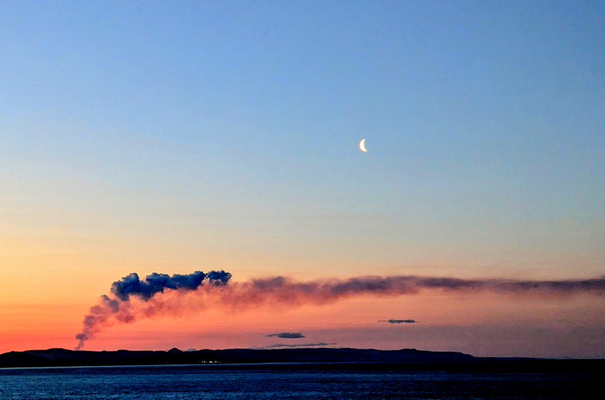 farflungplaces's tweet photo. 2 AM view of the #iceland #volcano from the sea. 

@icevolcanoes https://t.co/DFv70B4w53