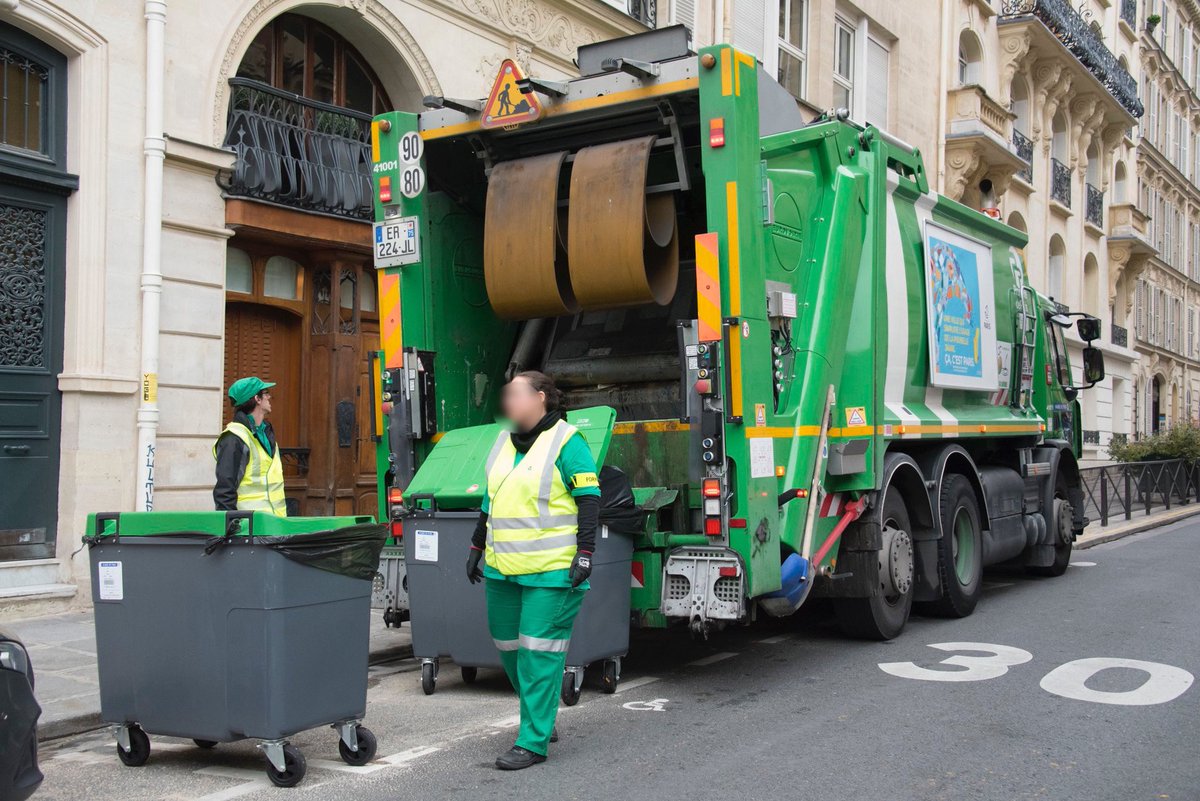 Ce matin des agents de <a href="/Proprete_Paris/">Propreté de Paris</a> ont été agressés lors d’une opération de collecte à #Paris17
Les agents n’ont heureusement pas été blessés et sont rentrés chez eux après avoir être examinés par un médecin
<a href="/Paris/">Paris</a> est à leurs côtés et les accompagne dans le dépôt de plainte