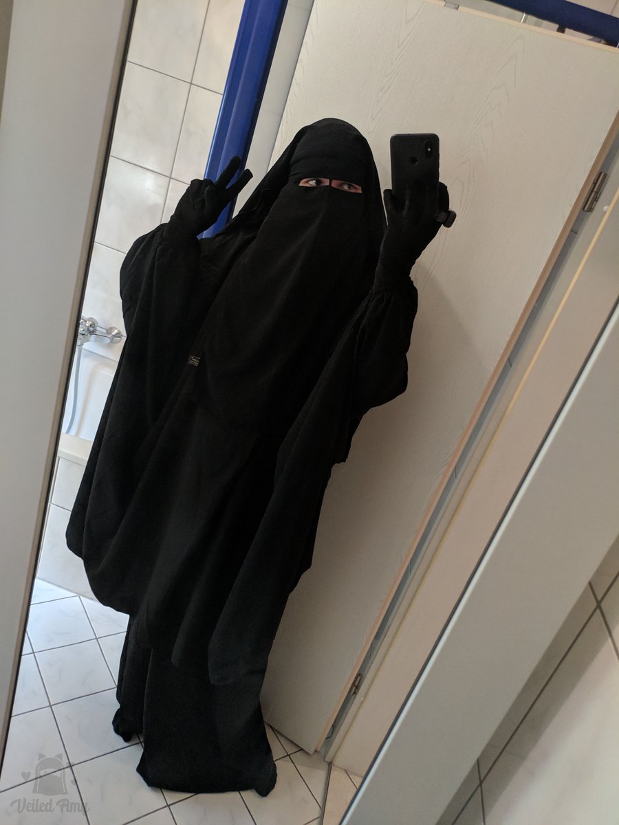 Veiled Amy tweet media