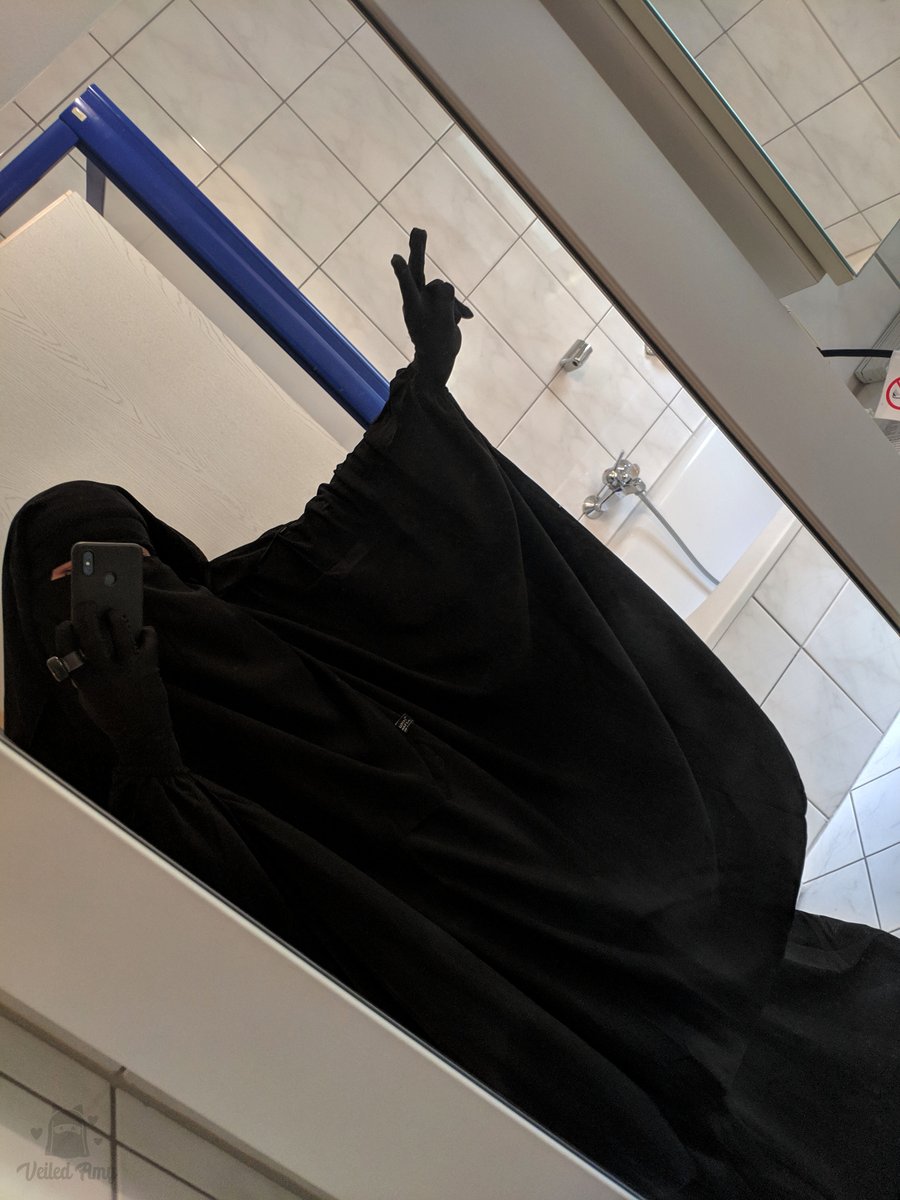 Veiled Amy tweet media