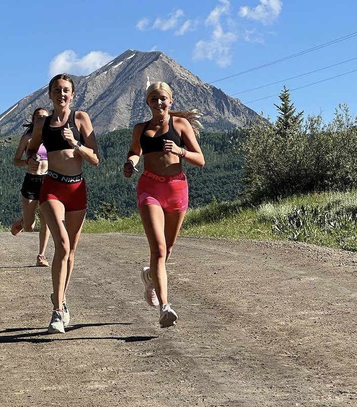 MaddieReagan4's tweet photo. Working on my recovery with some altitude training @TeamPrepUSA
#altitudetraining #seniorseason #wolvesxc #BTP #stressfracturesarenojoke
@DavenportTrack @DavenportWolves @Davenport_XC https://t.co/PRFur5ye81
