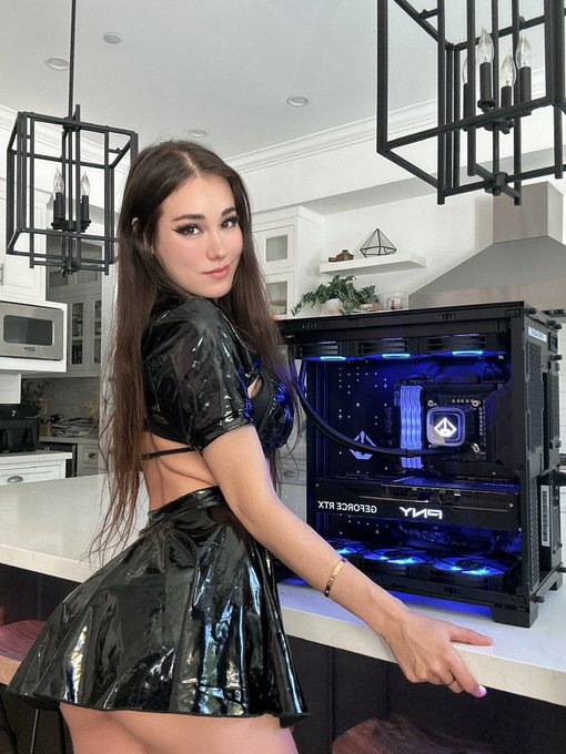 Me or the Starforge PC?  https://t.co/zs2kDq9xbL https://t.co/g97C3i3Yn6