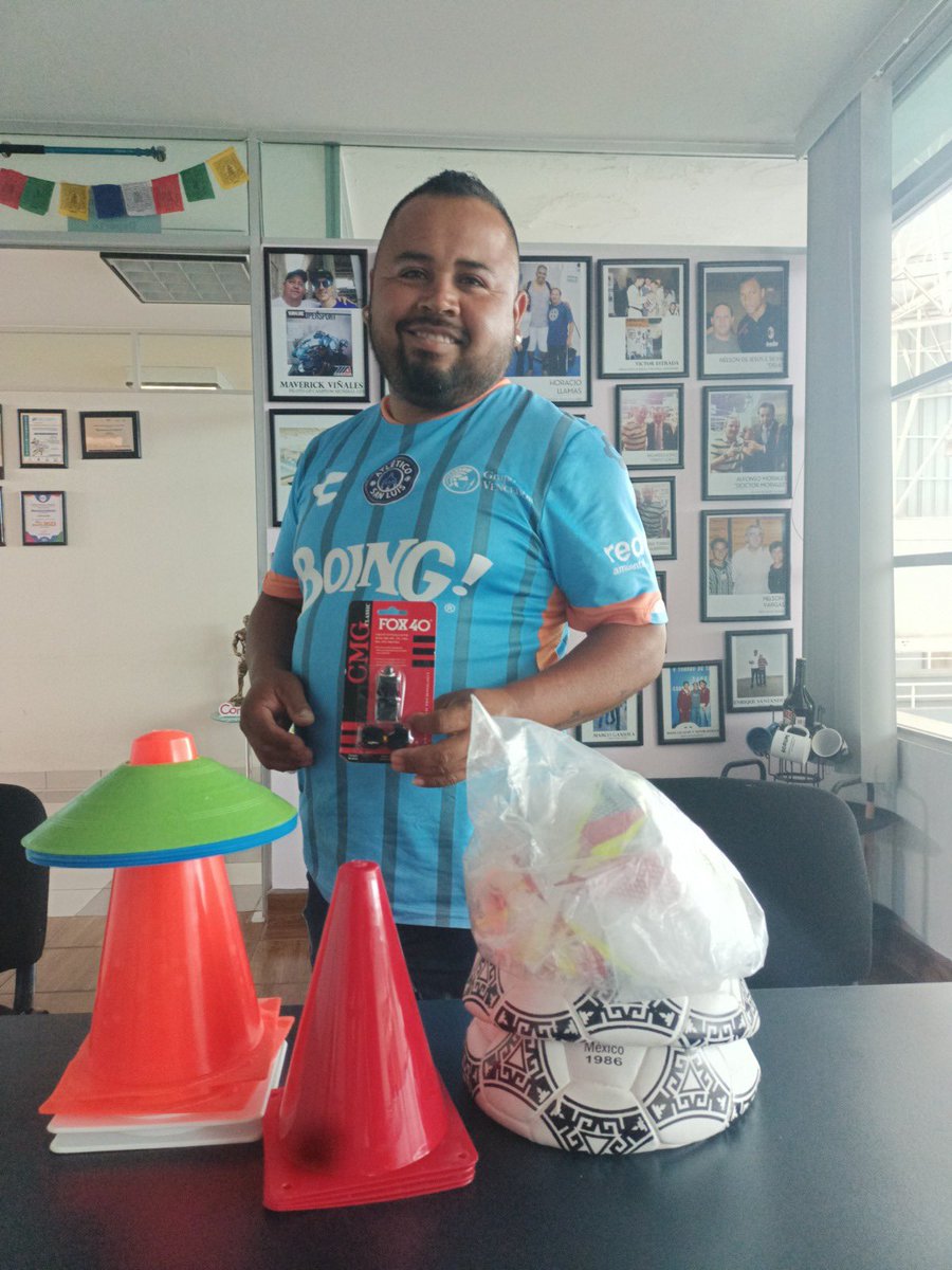 CortazarTu's tweet photo. Continúan apoyos de equipo deportivo 🏀 👕 🏐 
A través de DIMUDE y por indicaciones de nuestro alcalde @ariel_corona, el dir. Enrique Martínez entregó kits deportivos a comunidades para seguir promoviendo la activación física.

#CercaDeTí #CortazarEresTú https://t.co/wFyfLjBjYh