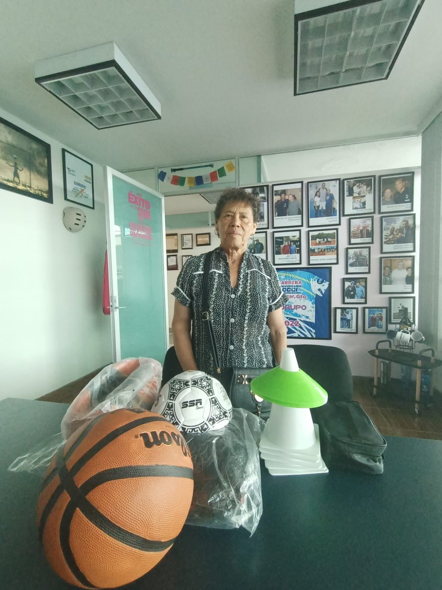 CortazarTu's tweet photo. Continúan apoyos de equipo deportivo 🏀 👕 🏐 
A través de DIMUDE y por indicaciones de nuestro alcalde @ariel_corona, el dir. Enrique Martínez entregó kits deportivos a comunidades para seguir promoviendo la activación física.

#CercaDeTí #CortazarEresTú https://t.co/wFyfLjBjYh
