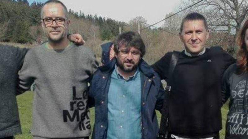 stucci74's tweet photo. @jordievole Si mencionar terroristas es de poco moderados, hacerse fotos con ellos, como haces tú, ¿qué es? https://t.co/INDRjQrukF