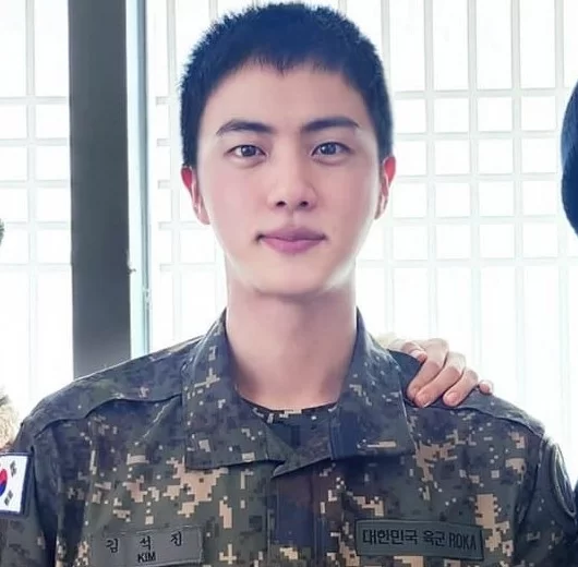 LiryOnni's tweet photo. #Jin fue promovido al siguiente rango dos meses antes de lo programado y se ha convertido en un 'Soldado de élite' 🤩

Es algo bastante difícil de lograr porque debe demostrar excelencia en diversas áreas, incluyendo habilidades físicas, mentales y de combate. https://t.co/q7CsEDSPq8
