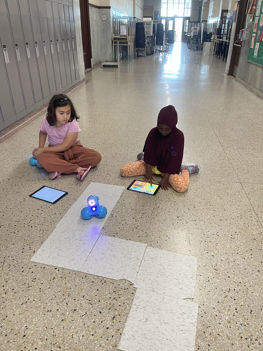 kstlouis6's tweet image. Day 7 of #Campwonder started with an awesome dance class, followed by outside meditation and afternoon coding with the Dash! #GECDSBSLP2023
@gecdsbpro @MrsTDugan