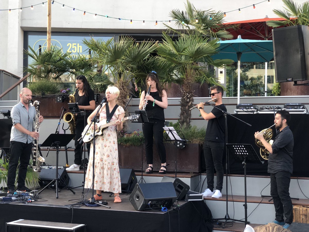 ElisabethTsp's tweet photo. Starker Auftritt. Reema auf der Aperitivo-Terrasse des 25 Hours Hotels. https://t.co/aDBfWf0xn4