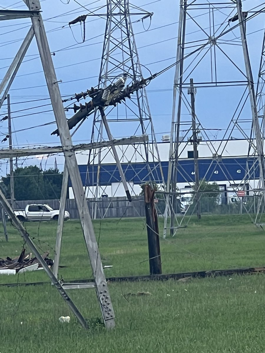 DanaRebikWGN's tweet photo. Storm damage from possible tornado at Joliet Ave &amp; Lawndale in McCook @WGNNews https://t.co/SiaaIYGh5l