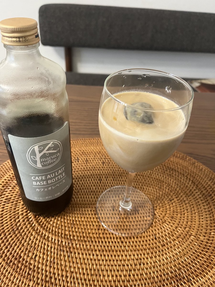 AYUMI__MIZUNO's tweet photo. 今朝のアイスカフェオレ🥛
#maruca coffee のカフェオレベースを氷にしてミルクを注いで完成✨甘くて美味しい💕 https://t.co/izZ1tjfsXo