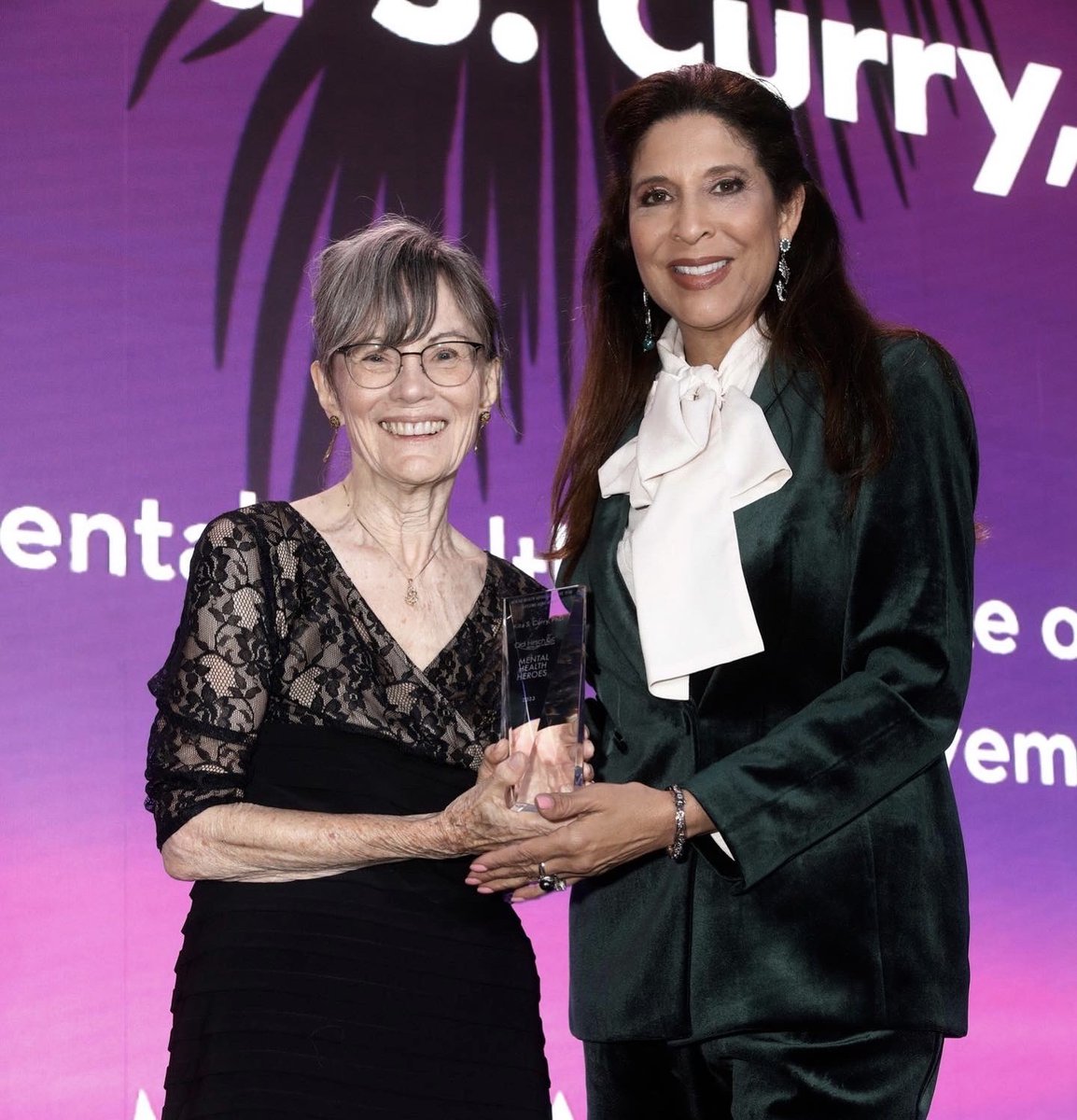 DevineNews's tweet photo. Sunday marks 1yr anniversary of the #988 lifeline. #DidiHirsch mental health services has been at the forefront. 

Thrilled to present former CEO Kita Curry with lifetime achievement at the spring gala. 

Tonight @foxla 10PM a look at their #TeenLine! ⁦@DidiHirsch⁩ https://t.co/tdLo4PSgkm