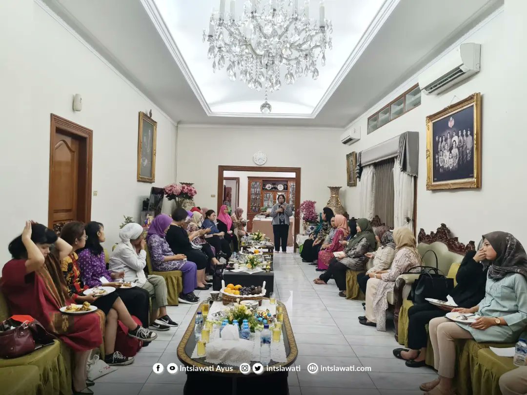 Intsiawati's tweet photo. Menyimak pandangan dan pendapat Para Tokoh Perempuan Nasional tentang Perempuan dan Politik..
(Alhamdulillah, menambah point &amp; power)

#IntsiawatiAyus #DPDRI https://t.co/BqrSZbLkYy