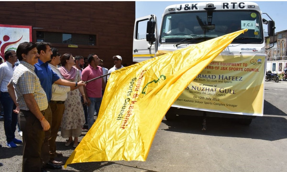 RisingKashmir's tweet photo. #SecretaryYSS flags off vehicles with #sportsequipment to #district units
@jk_yss. @dgyssjk
@JKSportsCouncil @AsadamAijaz
@nuzhatjehangir
https://t.co/DHZlY8rVWj https://t.co/o7GEX2Nxzk