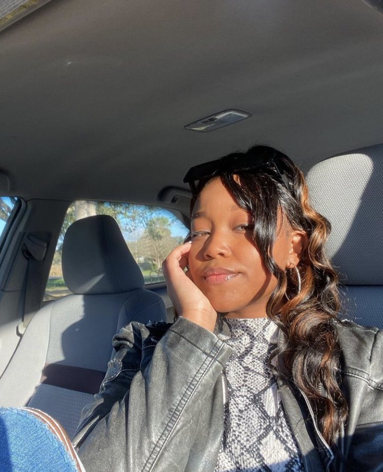 DatsSoRavien's tweet photo. #WhosWhoOfDu 
@du1869 
•Wasspoppin y’all, I’m Ravien/ Ray💕
•DU25💙
•Ponchatoula, LA📍
•Mass Comm major/ music minor
•@dunabcj Prez💛🖤
•@DUConcertChoir member🎶
• Miss Pre-Alumni Council(2022-2023)
Can’t wait to see everyone on the Oaks💙🤍
#myDU #DU27 #DU26 #DU25 #DU24 https://t.co/K2qe6ttAv5