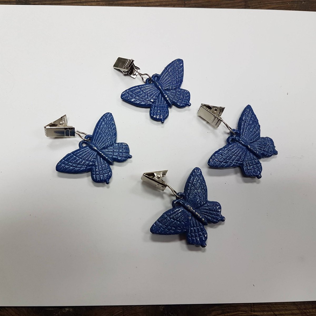 PalacePainted's tweet photo. Tablecloth weights picnic table weights butterflies https://t.co/lWzRFxJzUk #paintedpalace2015 #Etsy #TableclothWeights https://t.co/x7z5uWeljB