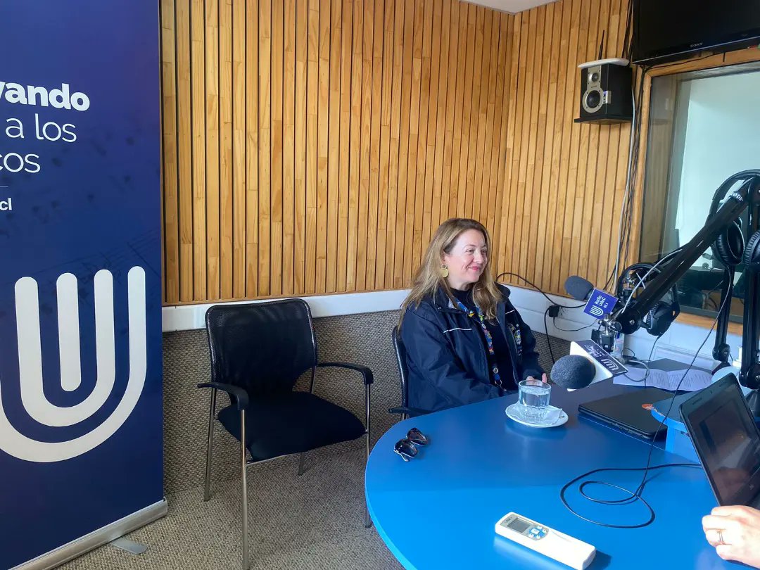 MindepBiobio's tweet photo. ¡Todos invitados a la fiesta deportiva! A sólo 💯 días del inicio @santiago2023 seremi @andreasaldanaleon estuvo en @RadioUdeC con toda la información del mega evento deportivo que tendremos en el Biobío desde el 20 de octubre con remo y canotaje de velocidad. https://t.co/r7jl8viqal