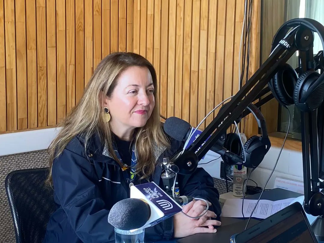 MindepBiobio's tweet photo. ¡Todos invitados a la fiesta deportiva! A sólo 💯 días del inicio @santiago2023 seremi @andreasaldanaleon estuvo en @RadioUdeC con toda la información del mega evento deportivo que tendremos en el Biobío desde el 20 de octubre con remo y canotaje de velocidad. https://t.co/r7jl8viqal