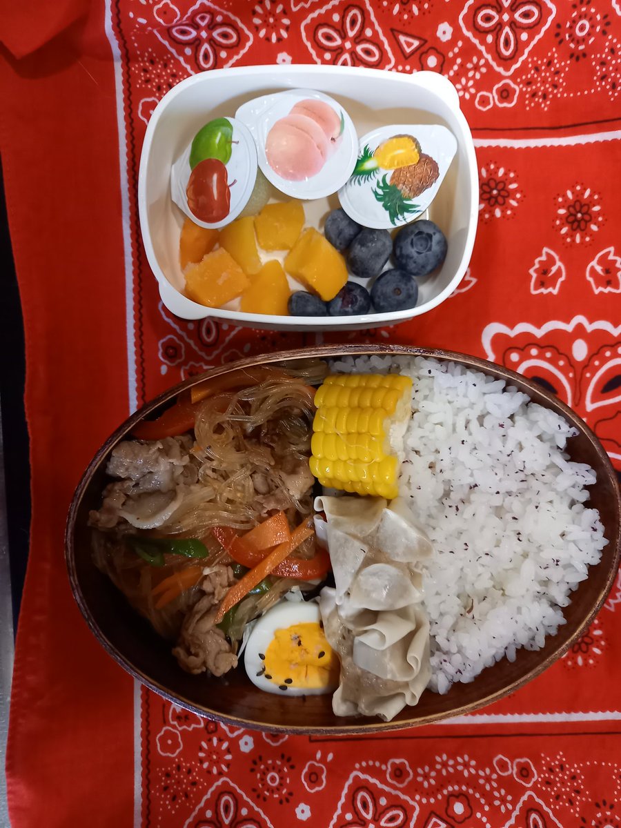 yysrlovesin2002's tweet photo. おはようございます(*^^*)
なんだかどんより天気☔
今日の次男息子ちゃん弁当は
チャプチェ弁当🍱
暑いから冷たい麺とかにしょうと思いながら…食欲ありそうだからご飯詰め込みました(笑)
#お弁当の記録
#高校生お弁当 https://t.co/9Dk0AoIFXN