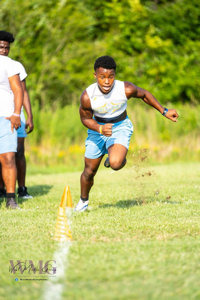 ChicoCleveland's tweet image. #BiggDoggRecruit: OMARI SMITH - Ran 4.44 40 yard dash on grass yesterday. Kid is an explosive big time baller that will be all over the field for Selma this year. Class of 2026 ATH @omaripowosmith with a D1 offers already! #RecruitToWatch 
Photos: West Media Group