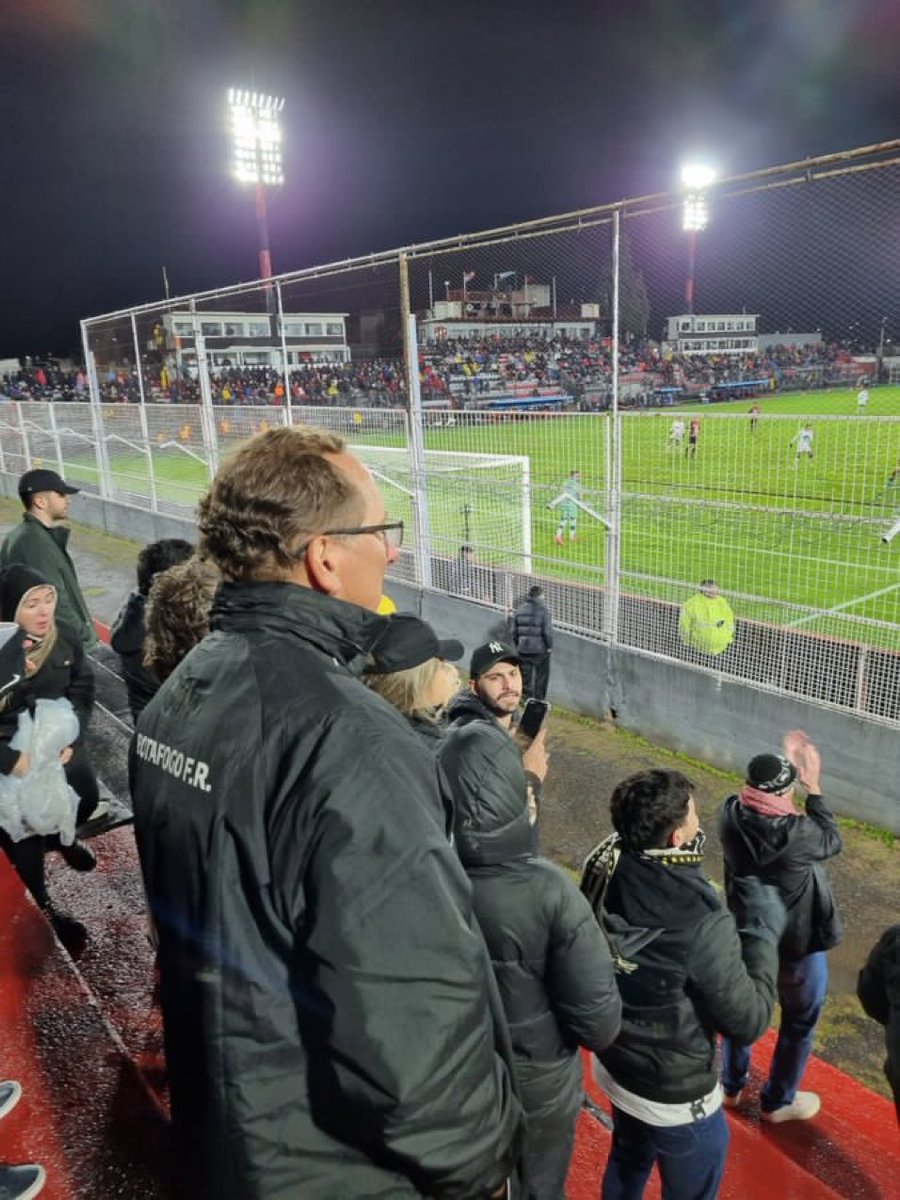 Não é qualquer SAF que vai dar certo no Brasil.
Você precisa de um dono bilionário. De competência.
Mas ter um dono americano, tomando chuva numa cidade pequena da Argentina NO MEIO da torcida, acho que só o Botafogo.
Sorte de ambos
