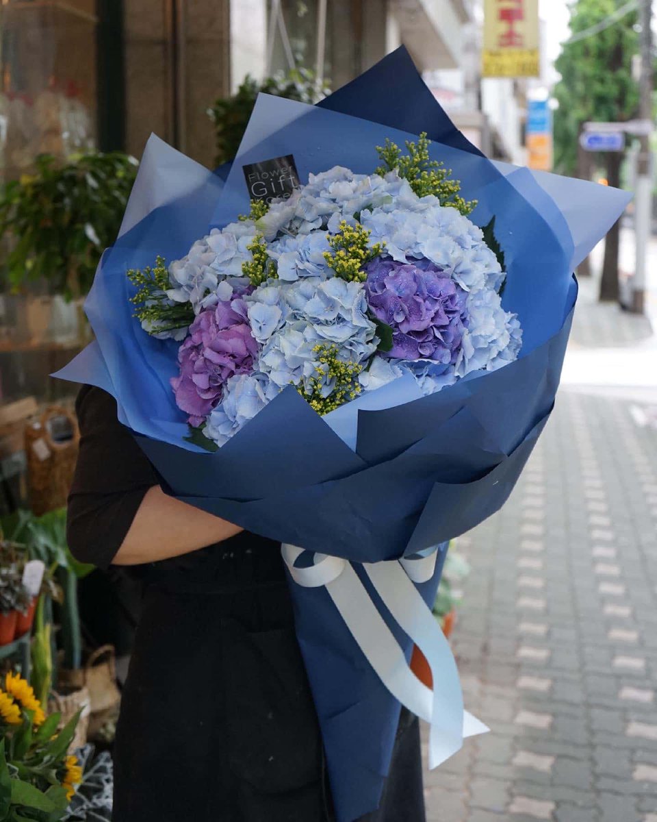flowergiftkorea's tweet photo. Here's our SUPER HYDRANGEA BOUQUET.
Do you know that hydrangea represents gratitude, grace, and beauty? It also radiates abundance because of the lavish number of flowers and the generous round shape. Its colors symbolize love, harmony, and peace.
#hydrageas #hydrageaflowers https://t.co/R5dwYeY09p