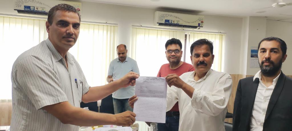 RisingKashmir's tweet photo. #HarshDev discusses #Udhampur’s issues with #DirLocalBodies

@1HarshDevSingh

https://t.co/5fOtaZQn5A https://t.co/owQXInHL72