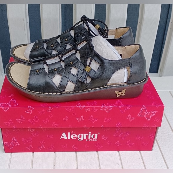 JennyNutter's tweet photo. So good I had to share! Check out all the items I'm loving on @Poshmarkapp #poshmark #fashion #style #shopmycloset #itcosmetics #vuori #alegria: https://t.co/kJl8Jspv6q https://t.co/qJ0MDl5ejs