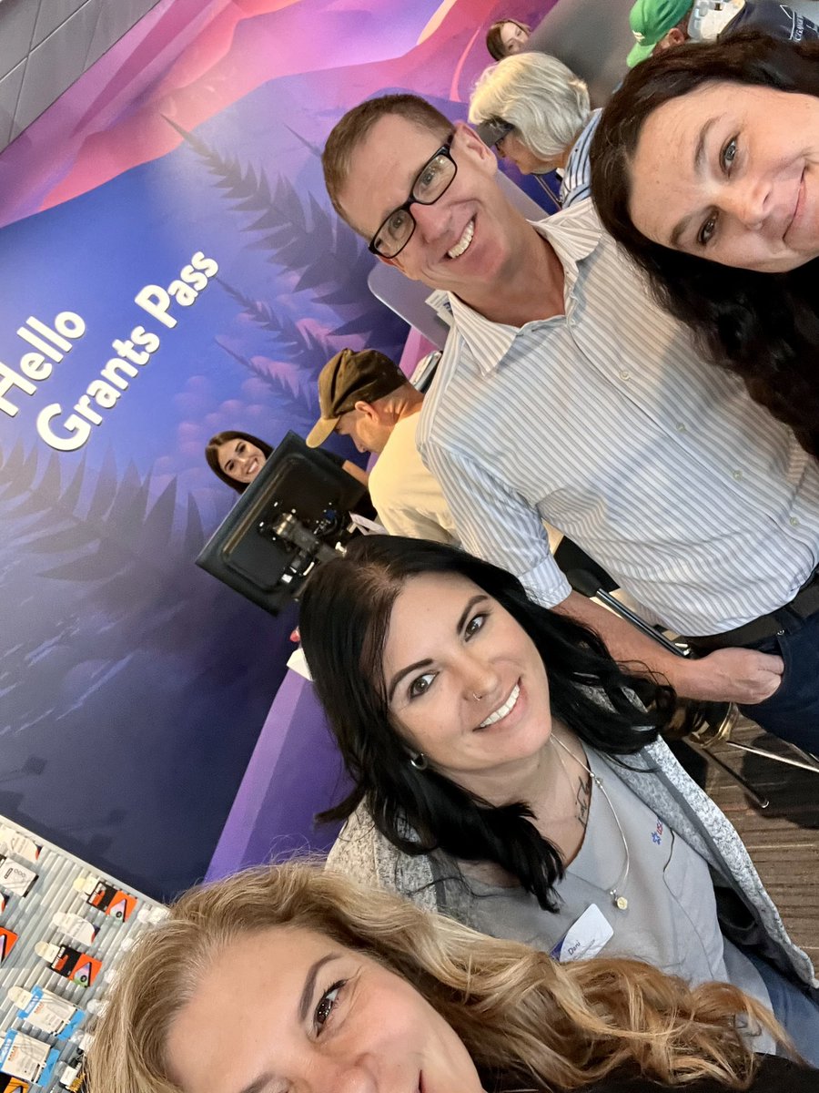 Rebecca M Thompson tweet media