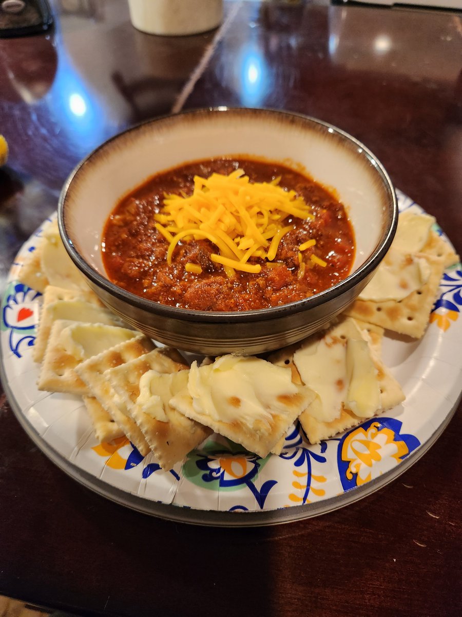 HornerCornerBBQ's tweet photo. Wet and coldish day here, so I made chili out of all the leftover meats we had in the fridge.  Brisket,chicken and some burgers. Chopped up and used in a chili sauce. Onions,garlic,tomatoes and tomato paste. On the side buttered saltines. We love y'all ❤️ https://t.co/aVY6W7ZdMn