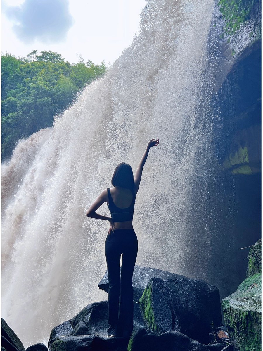 daversifier's tweet image. 💦Walking through the stream, water droplets moisturize my feet and make me feel the gift of nature. A large waterfall stirs up cascading waves of water as I bathe in its embrace, enjoying the baptism of the source of life. #waterfalls #outdoors #hiking #girls #beautiful #nature