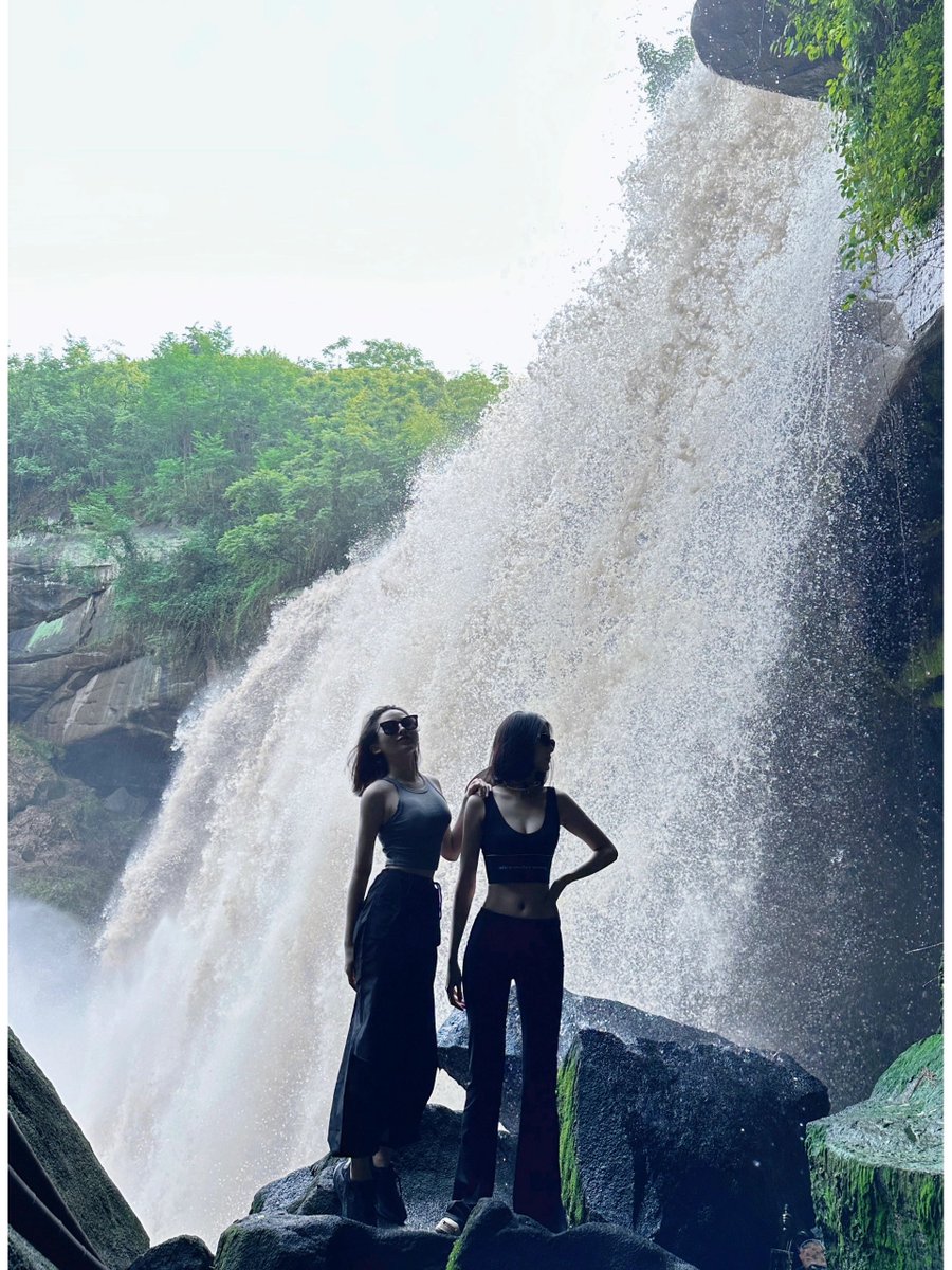 daversifier's tweet image. 💦Walking through the stream, water droplets moisturize my feet and make me feel the gift of nature. A large waterfall stirs up cascading waves of water as I bathe in its embrace, enjoying the baptism of the source of life. #waterfalls #outdoors #hiking #girls #beautiful #nature