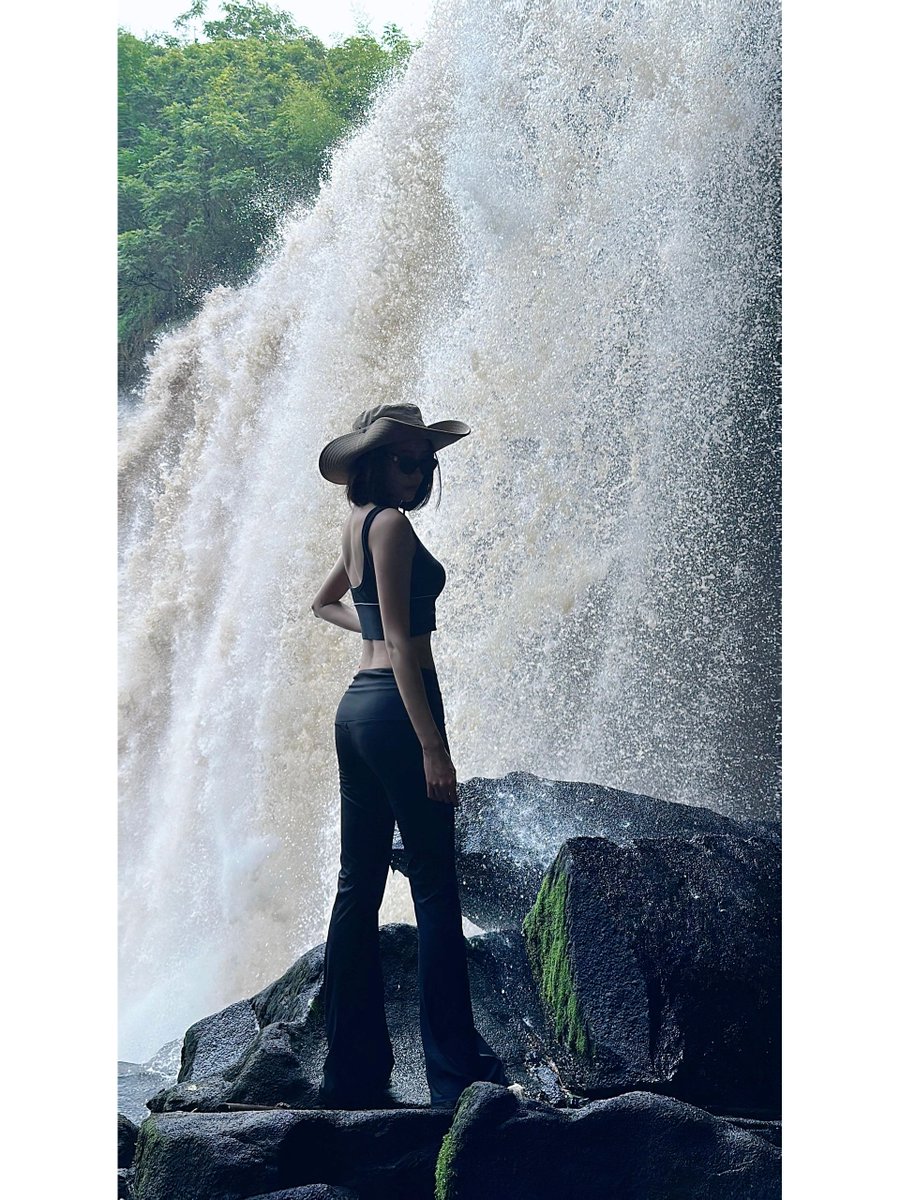 daversifier's tweet image. 💦Walking through the stream, water droplets moisturize my feet and make me feel the gift of nature. A large waterfall stirs up cascading waves of water as I bathe in its embrace, enjoying the baptism of the source of life. #waterfalls #outdoors #hiking #girls #beautiful #nature