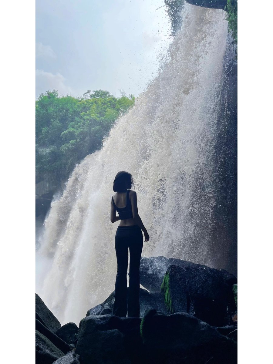 daversifier's tweet image. 💦Walking through the stream, water droplets moisturize my feet and make me feel the gift of nature. A large waterfall stirs up cascading waves of water as I bathe in its embrace, enjoying the baptism of the source of life. #waterfalls #outdoors #hiking #girls #beautiful #nature
