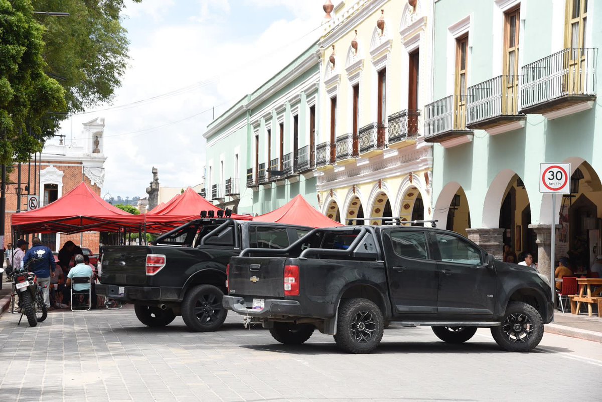 ⭕️ #Prepotentes | Tunden en redes sociales a los hermanos Arturo y Miguel Ángel Covarrubias Cervantes, alcalde de Texoloc y diputado locan del PT, quienes bloquearon la avenida principal de la Plaza de la Constitución en la capital. 

Lo anterior, para exigir la destitución del
