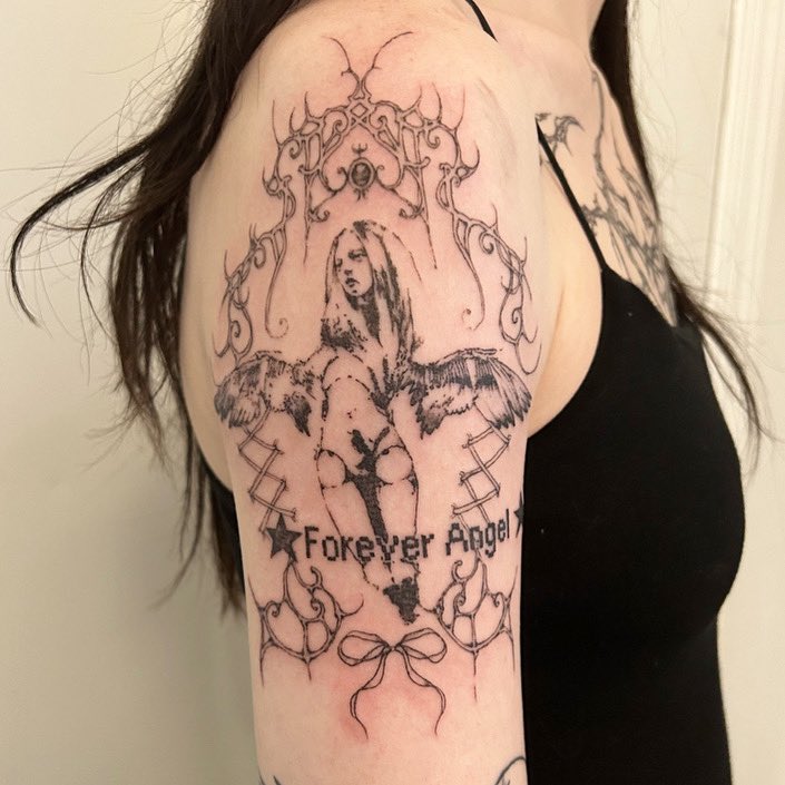 JlNNIE's tweet image. tattoos from last month