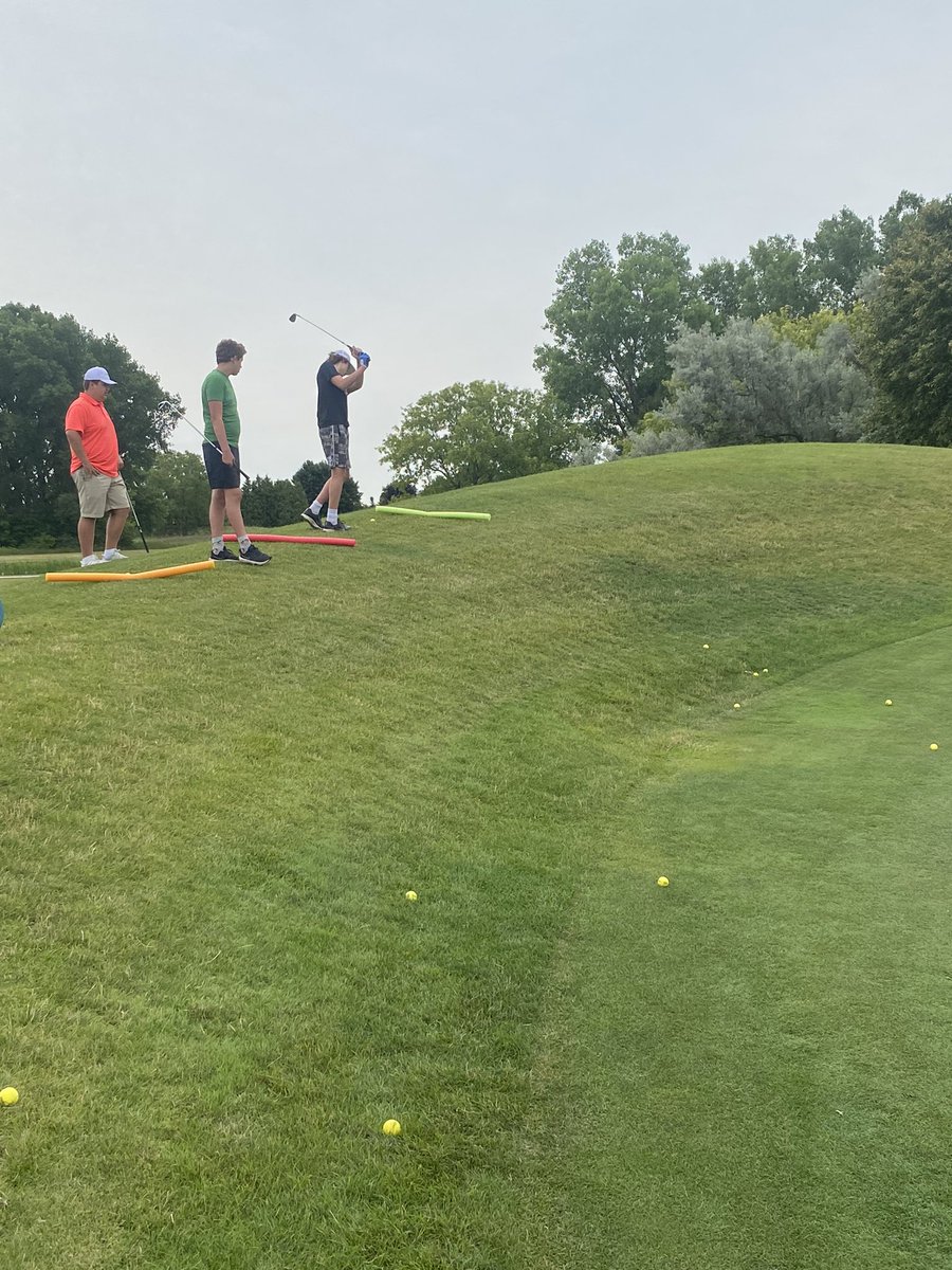jeremiahpgapro's tweet photo. Another day in the golf ⛳️ lab 🥼 🧪🔬
#juniorgolf #golfwi #wihsgolf #pgapro #firstteesew #firsttee #growthegame https://t.co/kFlXUOxyUG