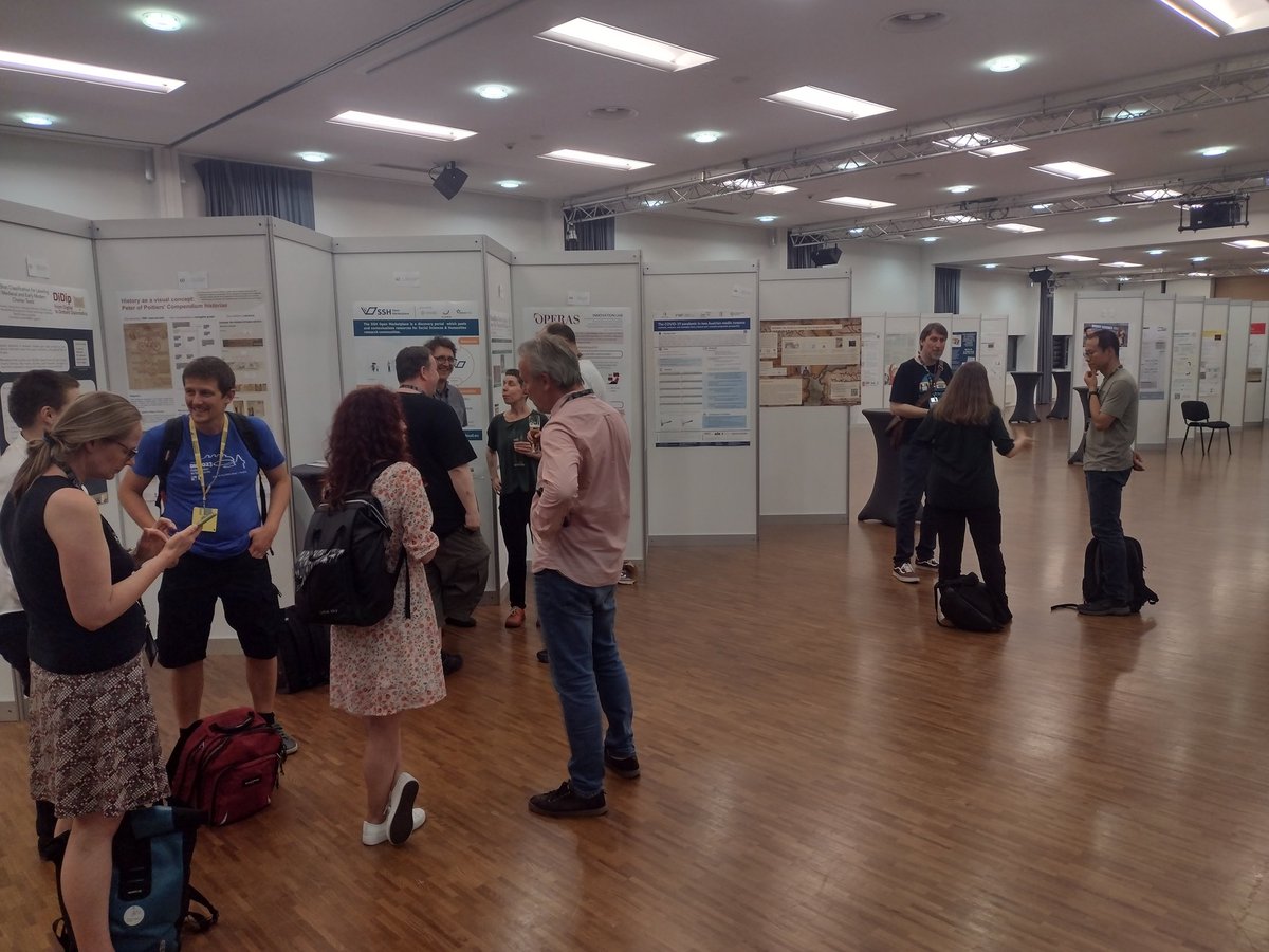 Poster session has ended 90min ago. Last wo/men standing: 6 x IDE keep discussing #DH2023