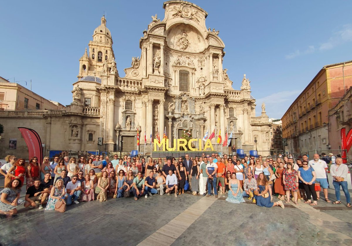 El consejero en funciones <a href="/VictorMarinNav/">Víctor Marín Navarro</a> participa en la bienvenida a los nuevos equipos directivos de <a href="/direcmur/">DIRECMUR</a>.

La jornada reunió a un centenar de personas.

Marín destacó “la relevancia del liderazgo educativo que permite guiar a los docentes y alumnos hacia el éxito".