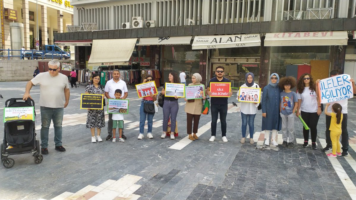Aile birliği kutsaldır. Her yerde bütün siyasetçiler Ailenin öneminden birliğinden bahsediyor .Peki Devletimiz en az 3-4 yıl Aileyi neden ayırıyor?Yazık degilmi eşlere çocuklara. Lütfen Memurların eş durumu tayini sağlansın. <a href="/farukyelkenci/">Ömer Faruk Yelkenci</a>   <a href="/kemalsamlioglu/">Kemal ŞAMLIOĞLU</a>
#CbKadrodaAileSözü