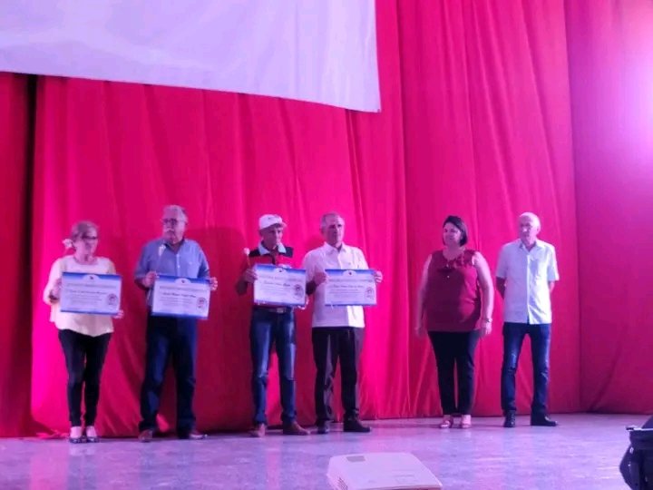 meneses_lionel's tweet photo. #Cuba #DPECienfuegos Emotivo reconocimiento a los Directores de Escuelas Pedagógicas en Cienfuegos y a Ovidio Ortiz actual Director, quien coincidentemente en fecha similar se graduó del 4to Contingente Pedagógico. @GemaDiaz_Diaz @barreto_nt  @FernandezMaryde @CoronaAlexandre https://t.co/pNlxLAV9Yr
