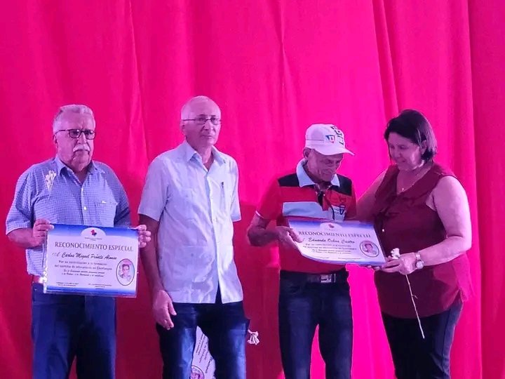 #Cuba #DPECienfuegos Emotivo reconocimiento a los Directores de Escuelas Pedagógicas en Cienfuegos y a Ovidio Ortiz actual Director, quien coincidentemente en fecha similar se graduó del 4to Contingente Pedagógico. <a href="/GemaDiaz_Diaz/">Gema Díaz Díaz</a> <a href="/barreto_nt/">NTBarreto</a>  <a href="/FernandezMaryde/">Maryde Fernández López</a> <a href="/CoronaAlexandre/">Alexandre Corona</a>